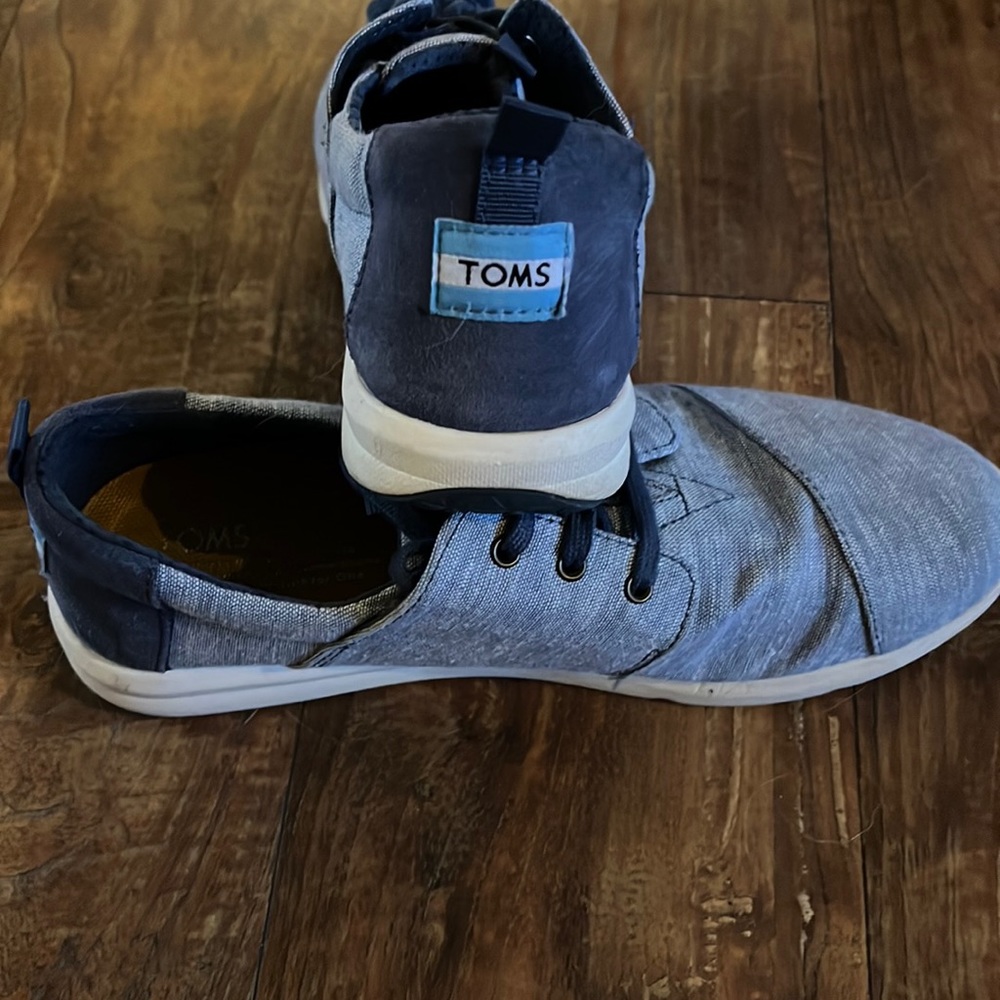 EUC Tom’s sneakers Size 9